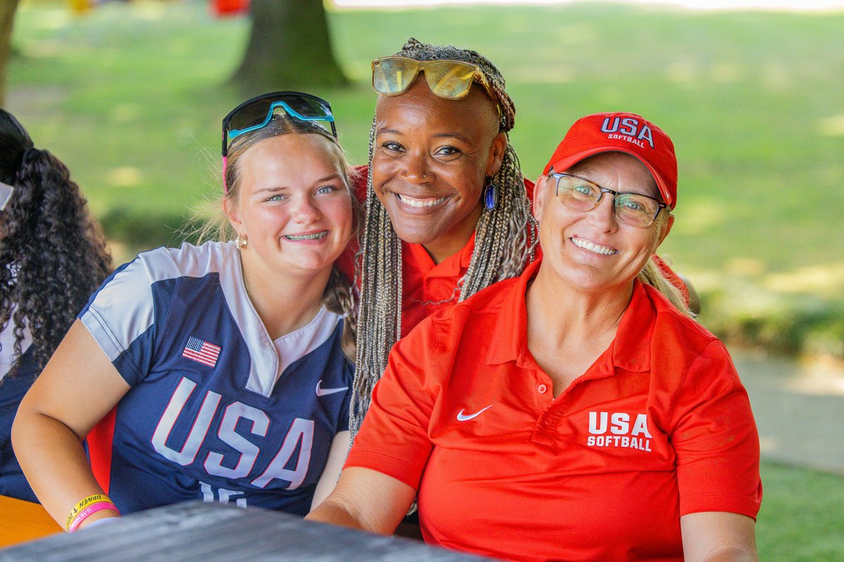 USASoftballJWNT's tweet photo. Shoutout to the ones 𝒍𝒆𝒂𝒅𝒊𝒏𝒈 𝒕𝒉𝒆 𝒘𝒂𝒚 🇺🇸

Happy #NationalCoachesDay!

#USJWNT | @USASoftball https://t.co/49fZnUxSFb