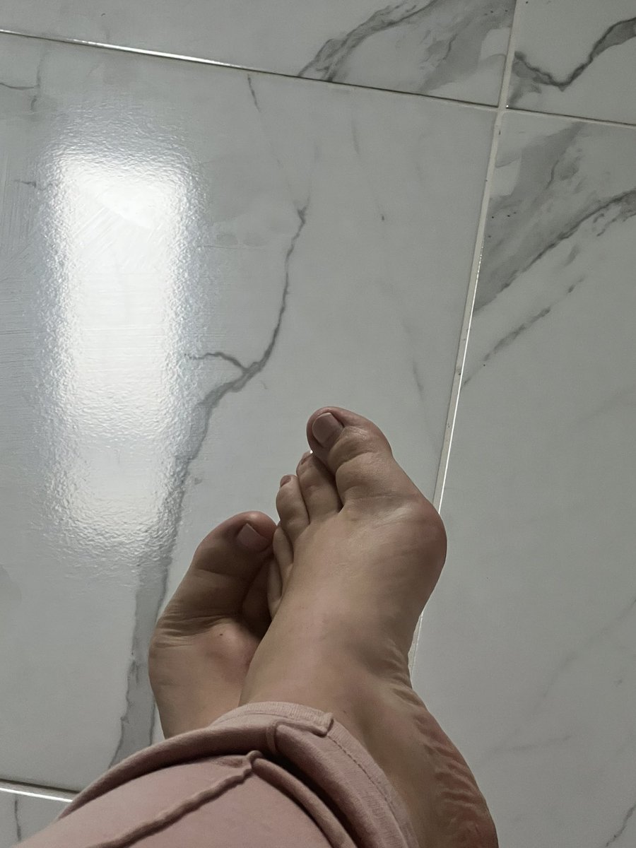 DaniH2626's tweet photo. The only thing missing from this picture is you bowing at my feet 👸
Now pay your taxes just for looking with a little message 👀 
Revolut-twinkletoes93

#findomdrain #footfetısh #cashdrain #finsub #financialsubmission #findomprincess https://t.co/dfeJdclZzc