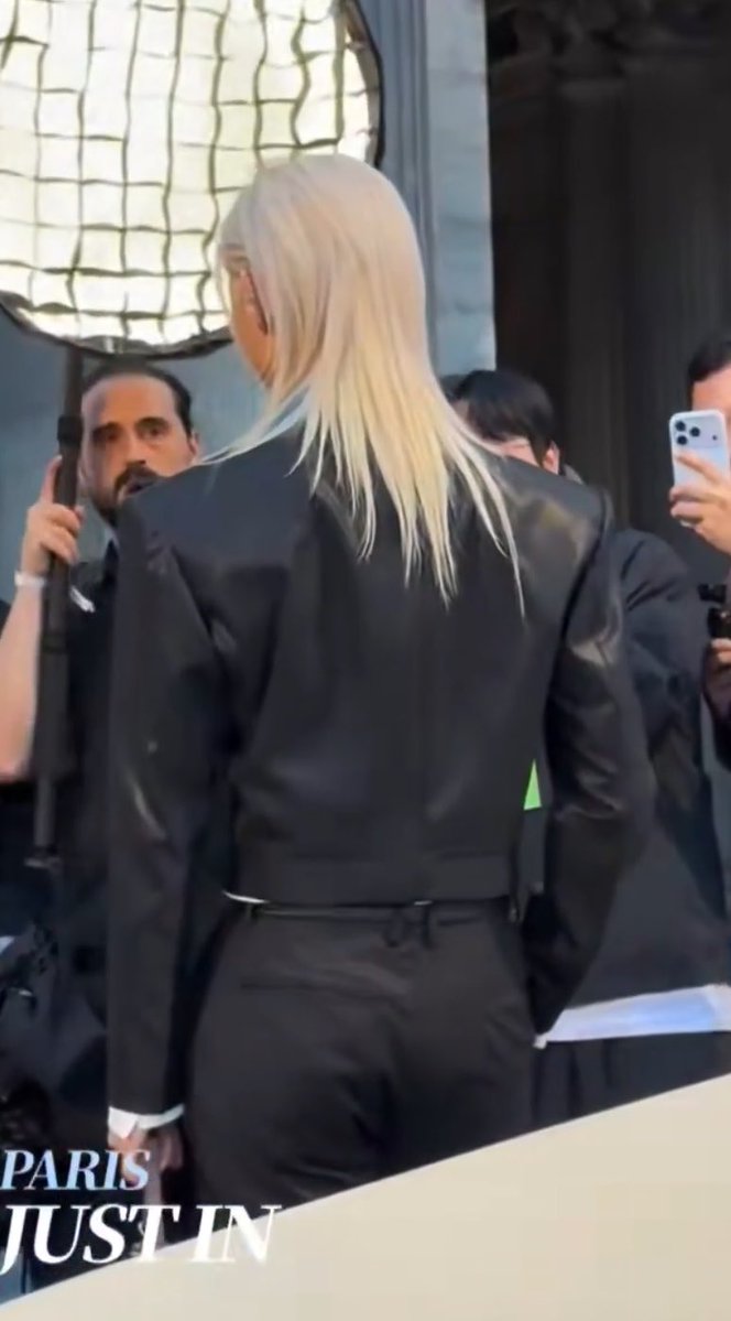 frecklixed's tweet photo. YONGBOOTY GODDAMN 

FELIX PFW LOUIS VUITTON SS27
#FELIXxLVSS27 #FELIX @LouisVuitton https://t.co/EvBVbINaJl