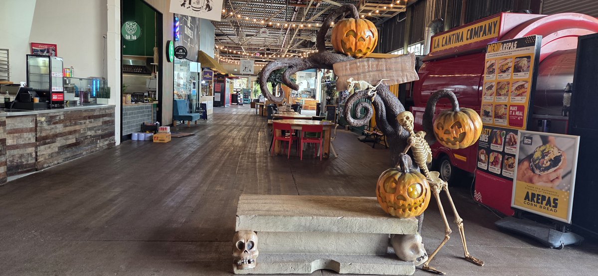 fitzyok's tweet photo. Lá gruama ceóbhránach inniu(gloomy drizzly day). Turas ar an @MarinaMktCork. Oíche Shamhna ag teacht(🎃 coming).Bó ildaite Chorcai(cork multi coloured cow). Seinn an piano agus ith an seacláid😋h(play 🎹&eat 🍫). Cupán deas caife ☕️😋
#365daysofGaeilge
#365daysofwalking https://t.co/ARlKfBPEGZ