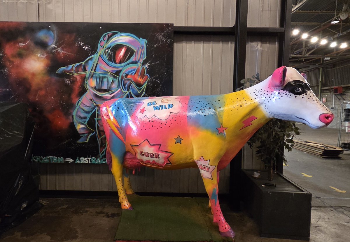 fitzyok's tweet photo. Lá gruama ceóbhránach inniu(gloomy drizzly day). Turas ar an @MarinaMktCork. Oíche Shamhna ag teacht(🎃 coming).Bó ildaite Chorcai(cork multi coloured cow). Seinn an piano agus ith an seacláid😋h(play 🎹&eat 🍫). Cupán deas caife ☕️😋
#365daysofGaeilge
#365daysofwalking https://t.co/ARlKfBPEGZ