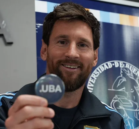 LaEstamosViendo's tweet photo. En medio de la cruzada libertaria contra la educación pública, Lionel Messi eligió uno de los días más importantes de su vida para recibir el Doctorado Honoris Causa de la UBA. Que la cuenten como quieran. https://t.co/eqkzEPiLYF