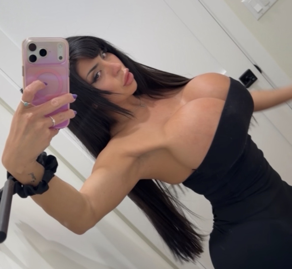 AlondraRoi's tweet photo. I look good in black, don’t I? 🖤 Made a spicy page btw 😏 #waifu #animegirl #bimbo #xlimplants #latina https://t.co/4F3osqMgog