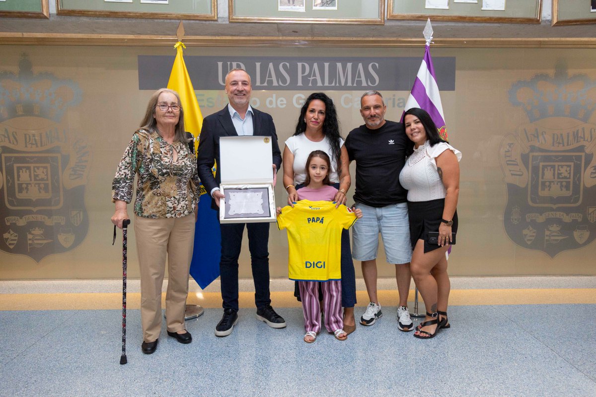 PresidenteUDLP's tweet photo. Fue muy especial recibir en el Estadio Gran Canaria a la familia de Arturo García durante el partido ante el Valladolid, tres años después de su fallecimiento.

Tuve la oportunidad de compartir este momento con su viuda, Ana, su hija, Valeria, su madre, Micaela, y sus familiares Esther y Frank.

Arturo formó parte de nuestra familia durante 16 años como fisioterapeuta del primer equipo y de nuestra cadena de filiales, dejando una huella imborrable en la UD Las Palmas.

Siempre estarás con nosotros 💛💙 

#SienteLaUnión #LaUniónHaceLasPalmas