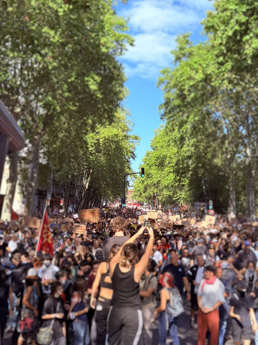 alice_celk's tweet photo. Cette jeunesse-là, franchement, on l’aime 💜✊✌️

#Toulouse 
#Lycéens https://t.co/uoY18bRgS7