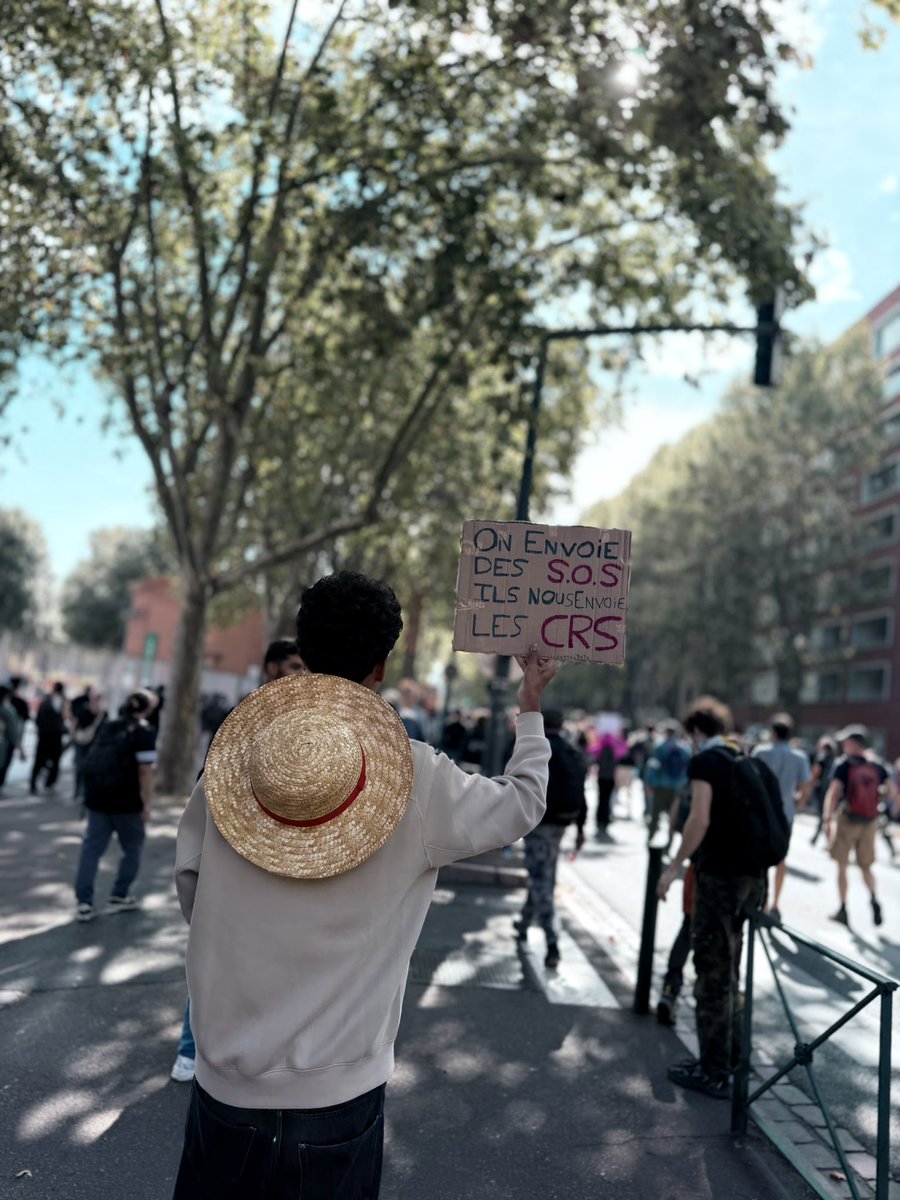 alice_celk's tweet photo. Cette jeunesse-là, franchement, on l’aime 💜✊✌️

#Toulouse 
#Lycéens https://t.co/uoY18bRgS7
