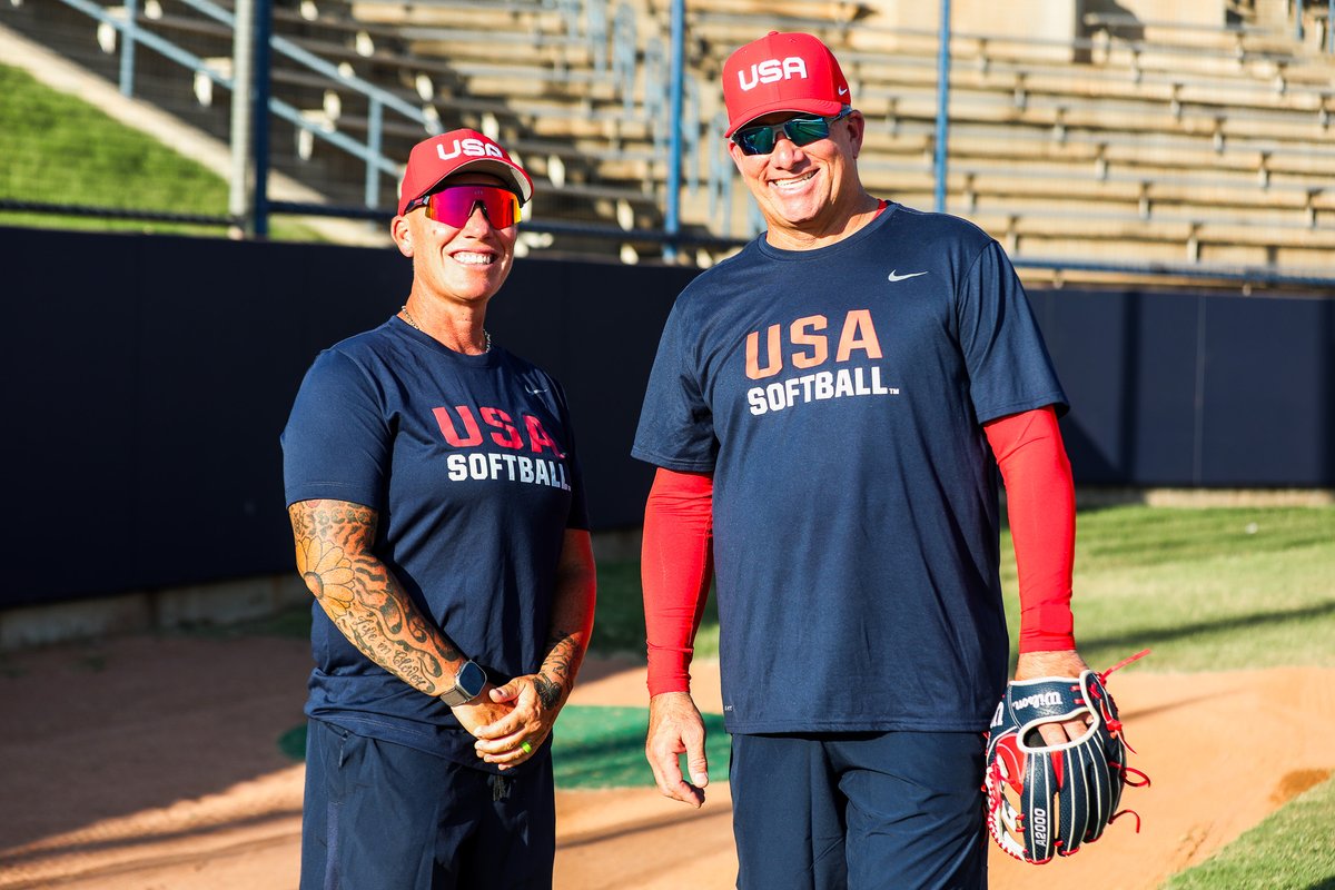 USASoftballJWNT's tweet photo. Shoutout to the ones 𝒍𝒆𝒂𝒅𝒊𝒏𝒈 𝒕𝒉𝒆 𝒘𝒂𝒚 🇺🇸

Happy #NationalCoachesDay!

#USJWNT | @USASoftball https://t.co/49fZnUxSFb
