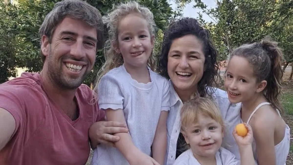 Israel_Avia's tweet photo. Familia entera asesinada por Hamas. 

En la puerta del Mamad donde se escondían se encontraron 26 impactos de bala. Fueron asesinados a tiros y los terroristas incendiaron la casa.

Familia Kedem Siman Tov, los padres, las gemelas Shachar y Arbel (5 años), Omer, 2 años. 
Ni olvido ni perdón. #israel