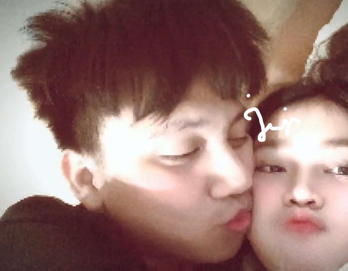 jumarkbae's tweet photo. kiss kiss kiss sblm besok ditinggal ke vietnam😃🤟🏻 @_vorge1st https://t.co/kR89BfnBoi