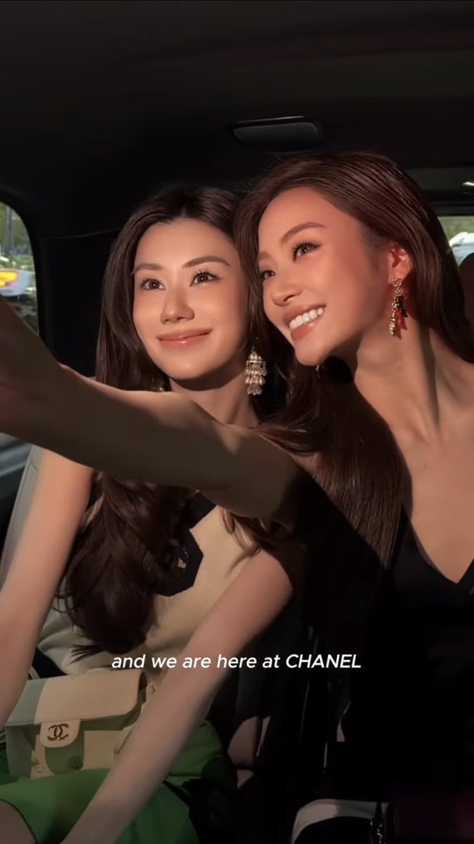 LenaMiuTH's tweet photo. 1 M มาโน่นแล้วเห็นไหมม~
กบบ.ช่วยกันสับตะไคร้🎶

#CHANELSS27xLenaMiu
#LalinaLena #MiuNatsha 
#CHANELSpringSummer 
#CHANEL #PFW
@lena__lorena @miunatshaa @CHANEL https://t.co/s6BrxE22F3