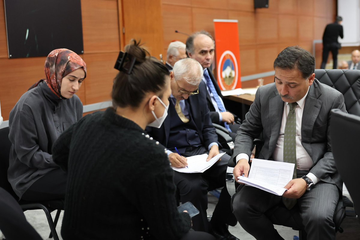 gokmen_cicek_'s tweet photo. Valilik Toplantı Salonu’nda düzenlediğimiz vatandaş buluşmasında, vatandaşlarımızın talep, görüş ve önerilerini dinledik. https://t.co/HussDKaRzU