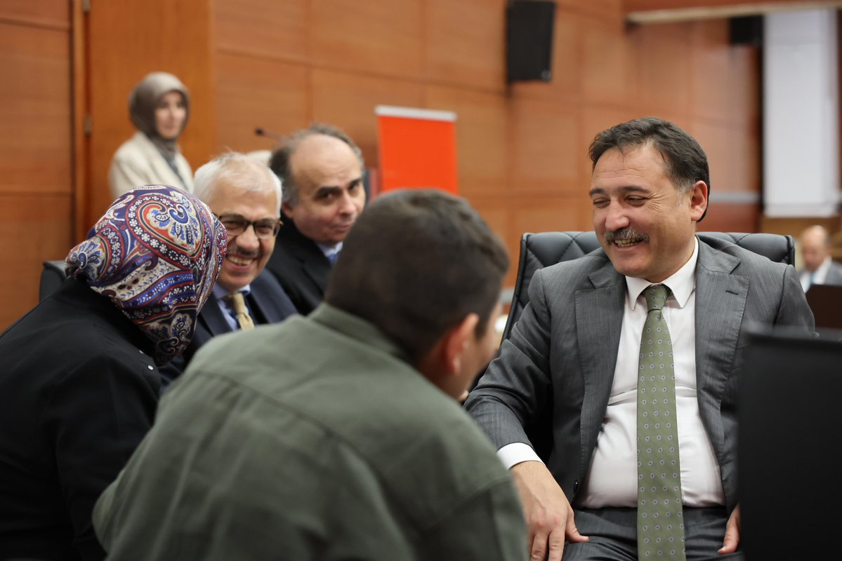 gokmen_cicek_'s tweet photo. Valilik Toplantı Salonu’nda düzenlediğimiz vatandaş buluşmasında, vatandaşlarımızın talep, görüş ve önerilerini dinledik. https://t.co/HussDKaRzU