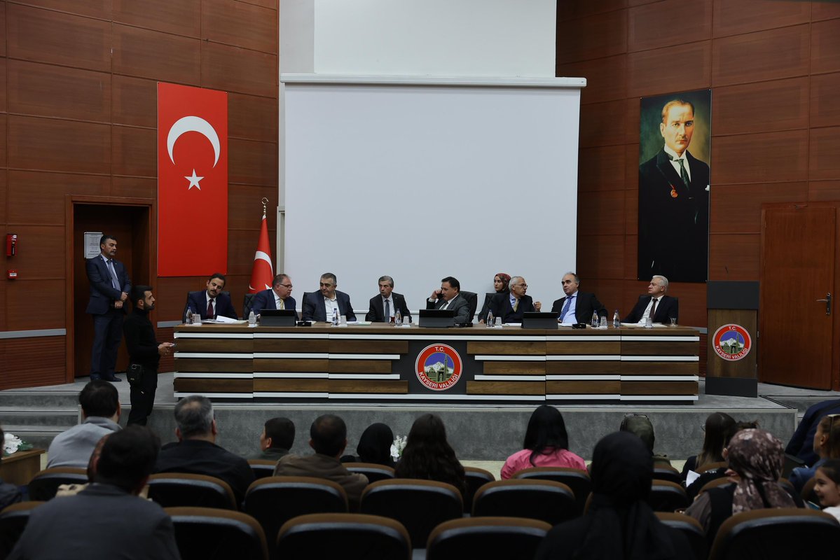 gokmen_cicek_'s tweet photo. Valilik Toplantı Salonu’nda düzenlediğimiz vatandaş buluşmasında, vatandaşlarımızın talep, görüş ve önerilerini dinledik. https://t.co/HussDKaRzU