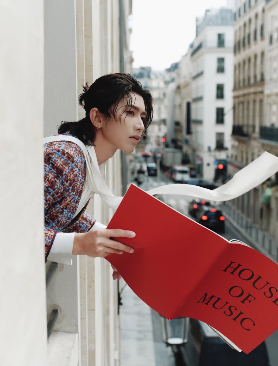 Tangyxinik's tweet photo. Elegant and handsome, KUN watches Valentino SS27 runway. His sharp fashion sense gains inspiration from the brand’s aesthetics.

KUN for Valentino in paris
#KUN #valentino #KUNxValentinoSS27 #ValentinoSS27 #ValentinoAntibiblioteca
@kun_officialx @MaisonValentino https://t.co/lJ3gUBYROz