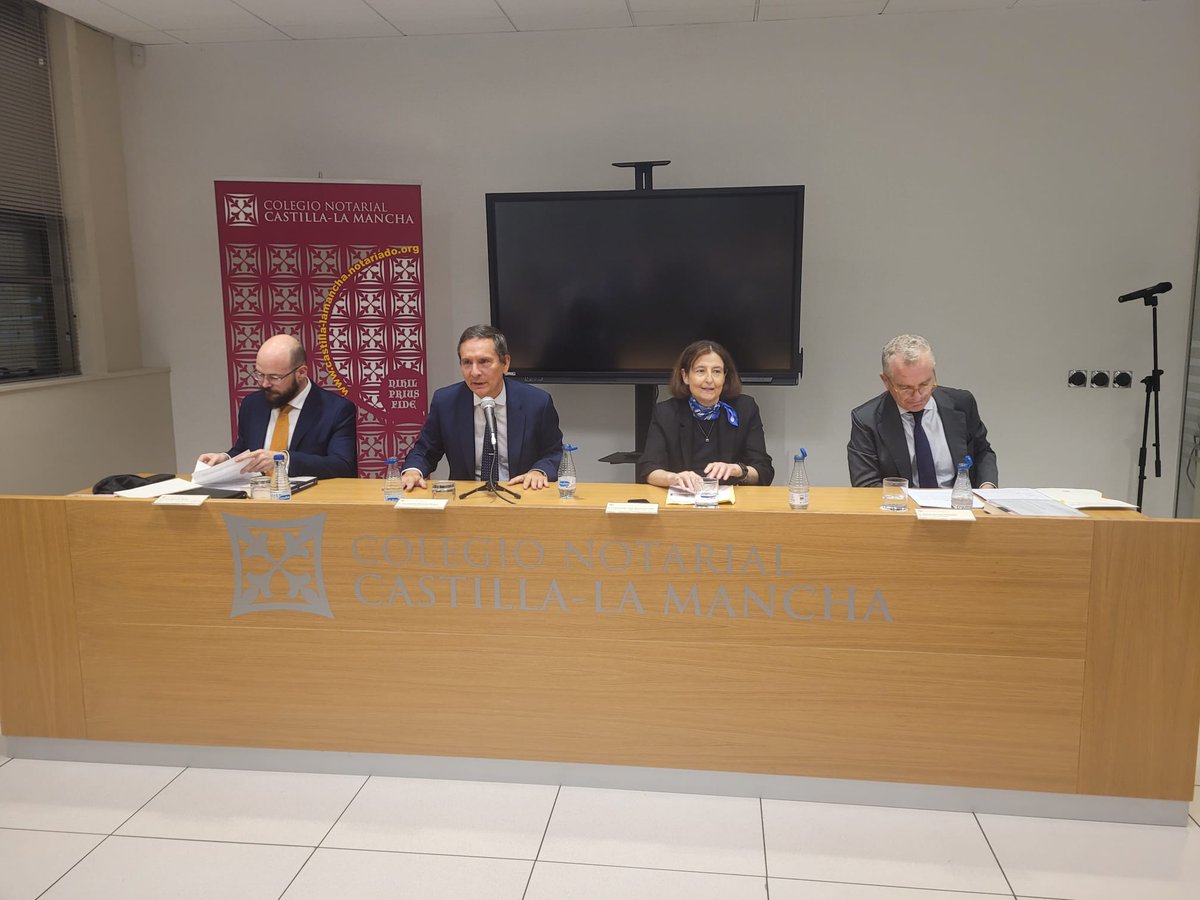 CNotarialCLM's tweet photo. El @CNotarialCLM  celebra en Toledo un encuentro en torno a la obra "Comparecen los olvidados", de D. Plácido Barrios Fernández, notario de Alcalá de Henares, una reflexión sobre el valor de los protocolos notariales para el conocimiento de nuestra Historia. https://t.co/oa2hnjslTX