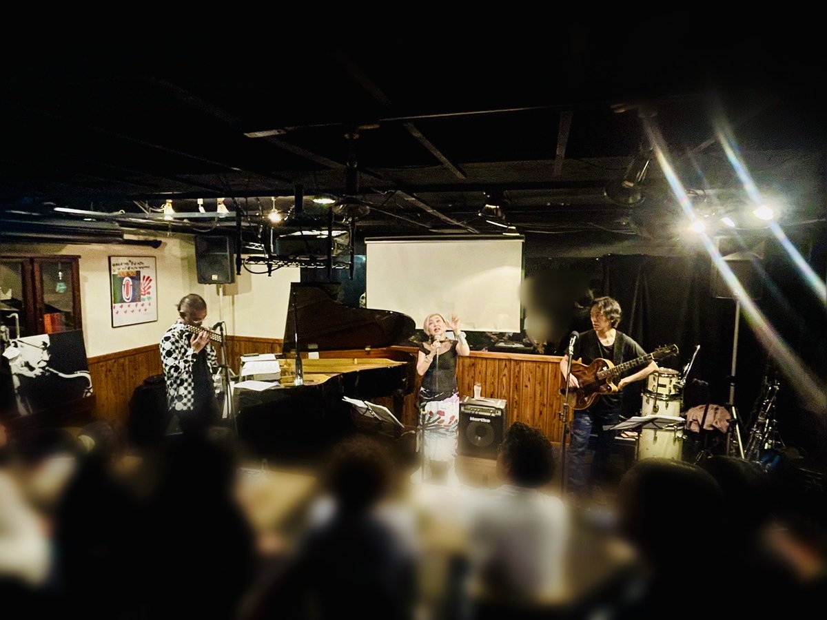 LushLife_Rie's tweet photo. 昨夜10/6は『The Key LIVE tour 2026』！vo大野えりさんが約3年ぶりに出演❣️
えりさんの圧倒的な歌声、川村健さんのP、松原慶史さんのGが奏でるトリオのグルーヴは圧巻の一言。
極上の時間を届けてくださった出演者の皆様、お越しいただいた皆様、本当にありがとうございました！ https://t.co/8zRfUAZngh