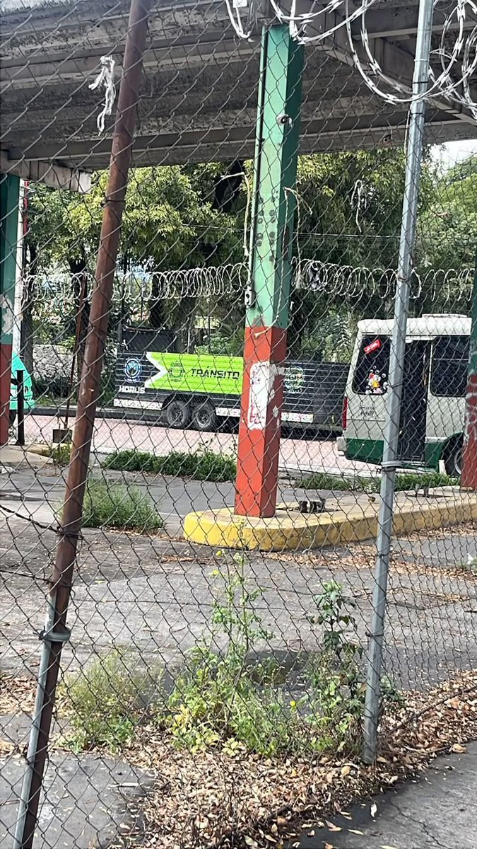 Xochilover's tweet photo. Operativo anti-motosimios en las inmediaciones de la Rotonda de los Personajes Ilustres de Xochimilco, circulen con todo en regla para evitar infracciones 🚨 https://t.co/qVJJhqWW65