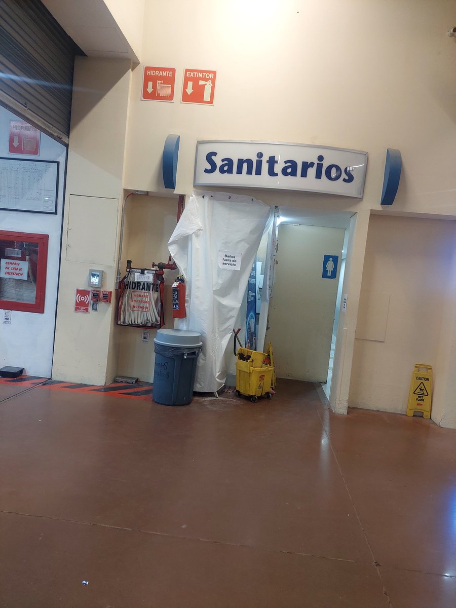 7ERNEXT's tweet photo. @WalmartMXyCAM una semana y en walmart tow center zumpango sin baños para el publico que tipo de servicio tan deplorable https://t.co/g37AFY40q1