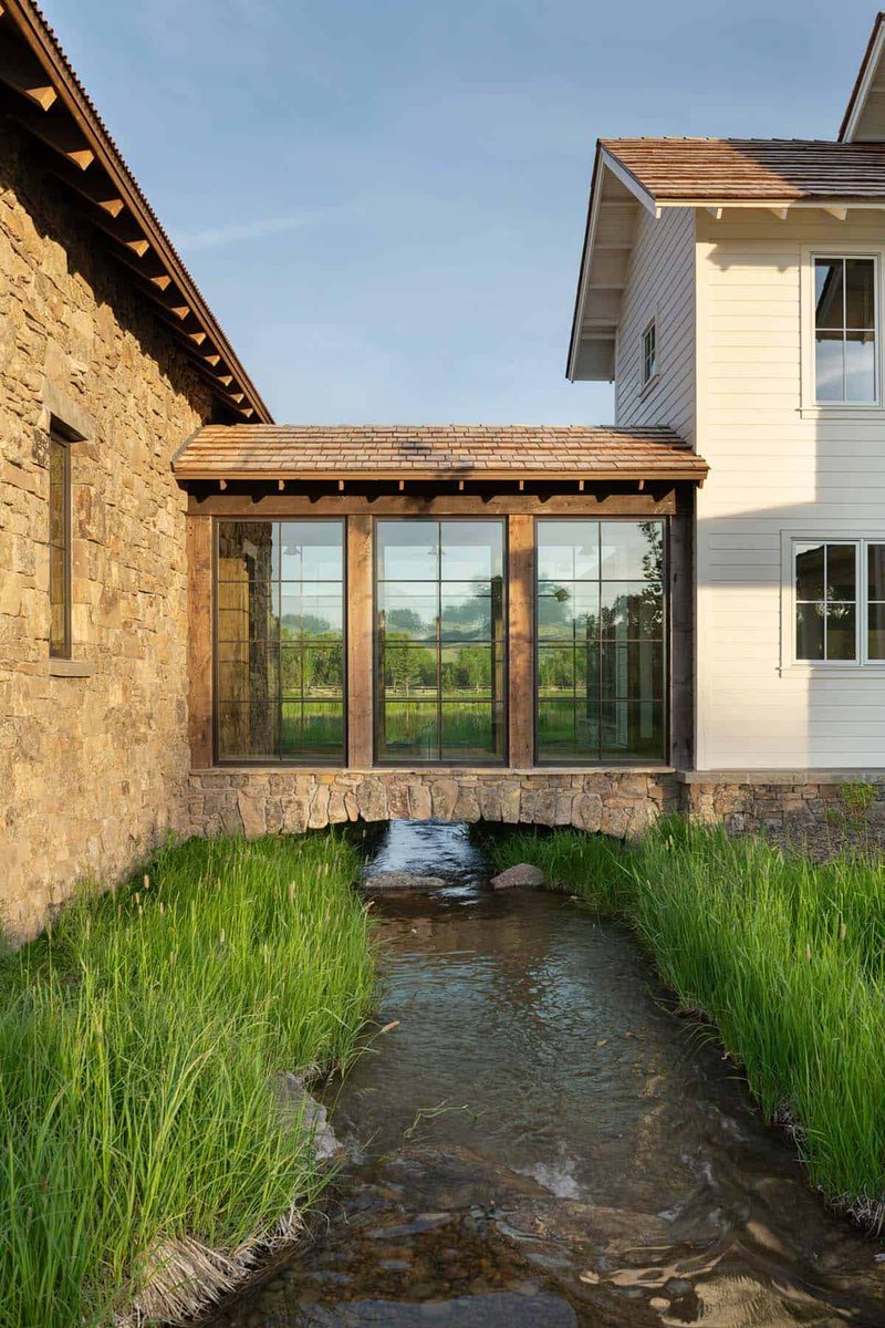 OneKindesign's tweet photo. A Montana ranch house with breathtaking views of the Tobacco Root Mountains 
https://t.co/qUgi9NWv6Z https://t.co/uOSJEH5d15
