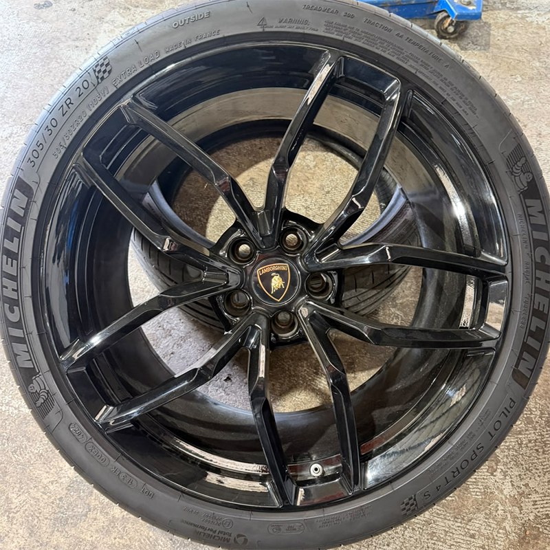 BushTyres's tweet photo. In our #BushTyres Darlington depot we were able to order a replacement tyre for this #Lamborghini #Huracan as the puncture was unrepairable & a new #Michelin #PilotSport4S had to be found & fitted in record time. #CarTyres #Tyres #Servicing #Brakes #Exhausts #Suspension https://t.co/JgQgPkMIe0