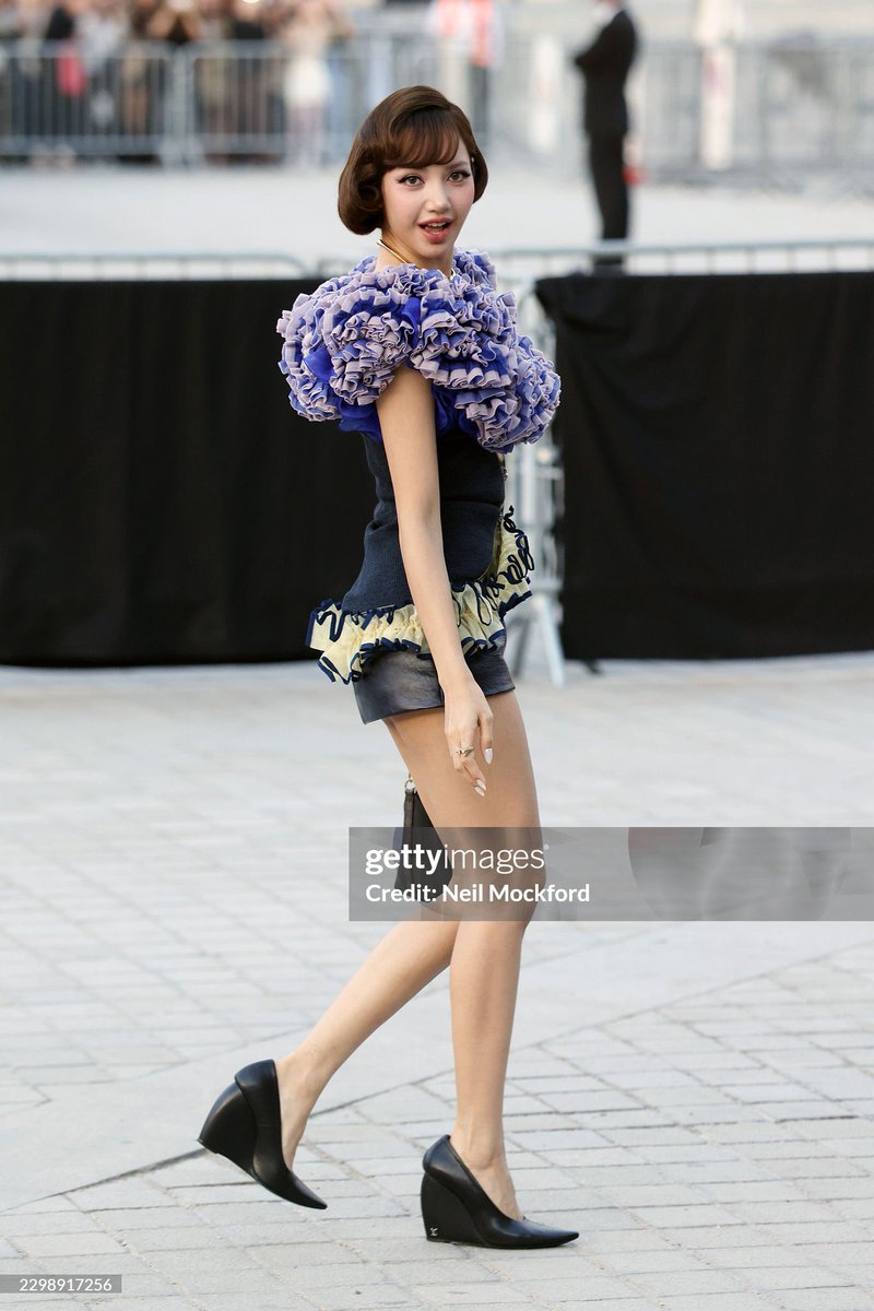 wonderpuiz's tweet photo. รูปมาดามมาแล้วววว สวยทุกก้าวเดิน

LISA LOUIS VUITTON SS27
#LISAxLVSS27
#LISAxLouisVuitton https://t.co/vCYaOrupEt