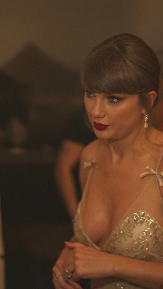 SwiftxAqua's tweet photo. Billion dollar queen 😍😍😍 https://t.co/AOfsyXG5a4