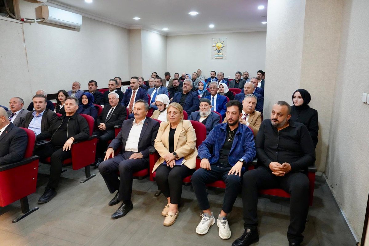 AkKeciorenResmi's tweet photo. Haftalık Olağan Yönetim Kurulu toplantımızı İlçe Başkanımız Sayın Ömer Faruk İslam'ın başkanlığında, İl Yönetim Kurulu Üyemiz Sayın Fatma Köse'nin katılımlarıyla gerçekleştirdik.

Alınan kararlar hayırlara vesile olsun. 

@RTErdogan 
@hakanhanozcan 
@erhansarigol
@06fatmakose
@AkpartiAnkara
@omerfarukislam
@akkadinkeciorn
@AkgencKecioren