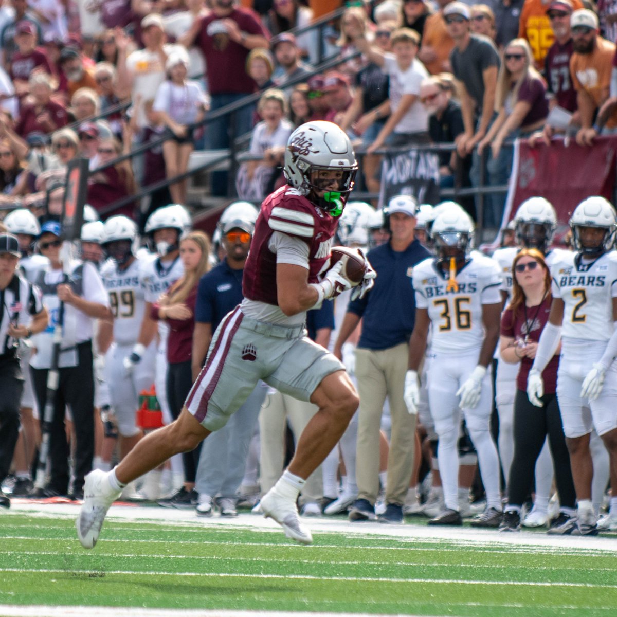MontanaGrizFB's tweet photo. Three players in all of D-I football have 700+ receiving yards so far this season:

Jeremiah Smith, Ohio State: 823
@brooksdavis_3, Montana: 772
Jesse Legree, Oregon State: 741

#GoGriz https://t.co/BV306McwKo