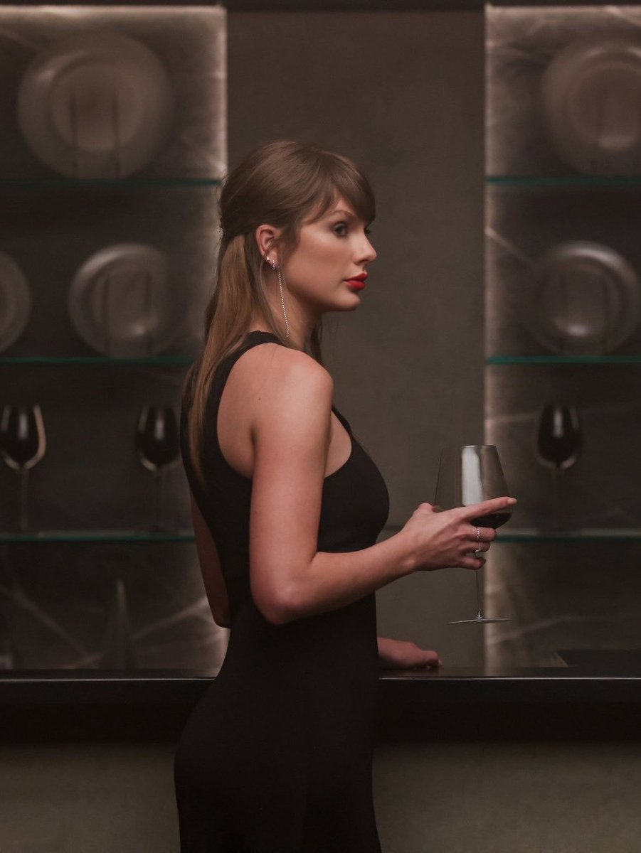 SwiftxAqua's tweet photo. Billion dollar side profile 😍 😍😍 https://t.co/pyPeVykDdp