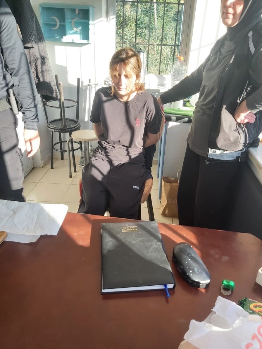 ekremu81's tweet photo. @ogretmenlersyfs Yalan konuşuyorsun. Sivil kıyafetli olarak elinde bıçakla elini kolunu sallayarak girmiş. Yakalandığı an daki resimler senin dediğin gibi değil https://t.co/DV8Dh9weMH