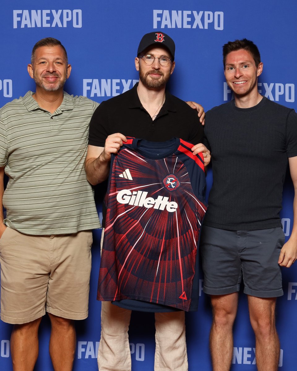 NERevolution's tweet photo. Captain America 🤝 Revolution

Ahead of Marvel Night on October 10 at Gillette Stadium, Revolution staff members presented Massachusetts native Chris Evans with a Revs jersey at Fan Expo Boston. 🏟️

🎟️ https://t.co/2txskStZi7 https://t.co/W0OfLq4c1q