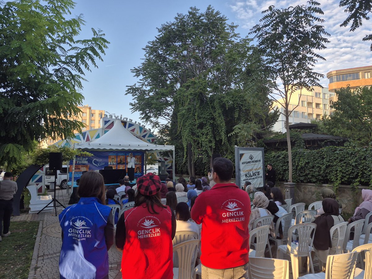 GSB_KilisGM's tweet photo. Kilis 1. Kitap Fuarı’nın 4. gününde de heyecanımız ve edebiyat tutkumuz hız kesmeden devam ediyor.
​Gönüllü gençlerimizle birlikte kıymetli yazar Gülşen Gazel’in keyifli ve ufuk açıcı söyleşisine katıldık.
#GSBGM
@gencliksporbak @gsbgenclik @oa_bak https://t.co/CaIh7wqTNi