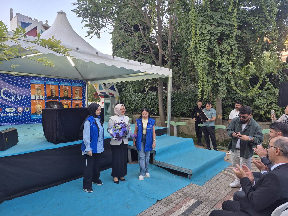 GSB_KilisGM's tweet photo. Kilis 1. Kitap Fuarı’nın 4. gününde de heyecanımız ve edebiyat tutkumuz hız kesmeden devam ediyor.
​Gönüllü gençlerimizle birlikte kıymetli yazar Gülşen Gazel’in keyifli ve ufuk açıcı söyleşisine katıldık.
#GSBGM
@gencliksporbak @gsbgenclik @oa_bak https://t.co/CaIh7wqTNi