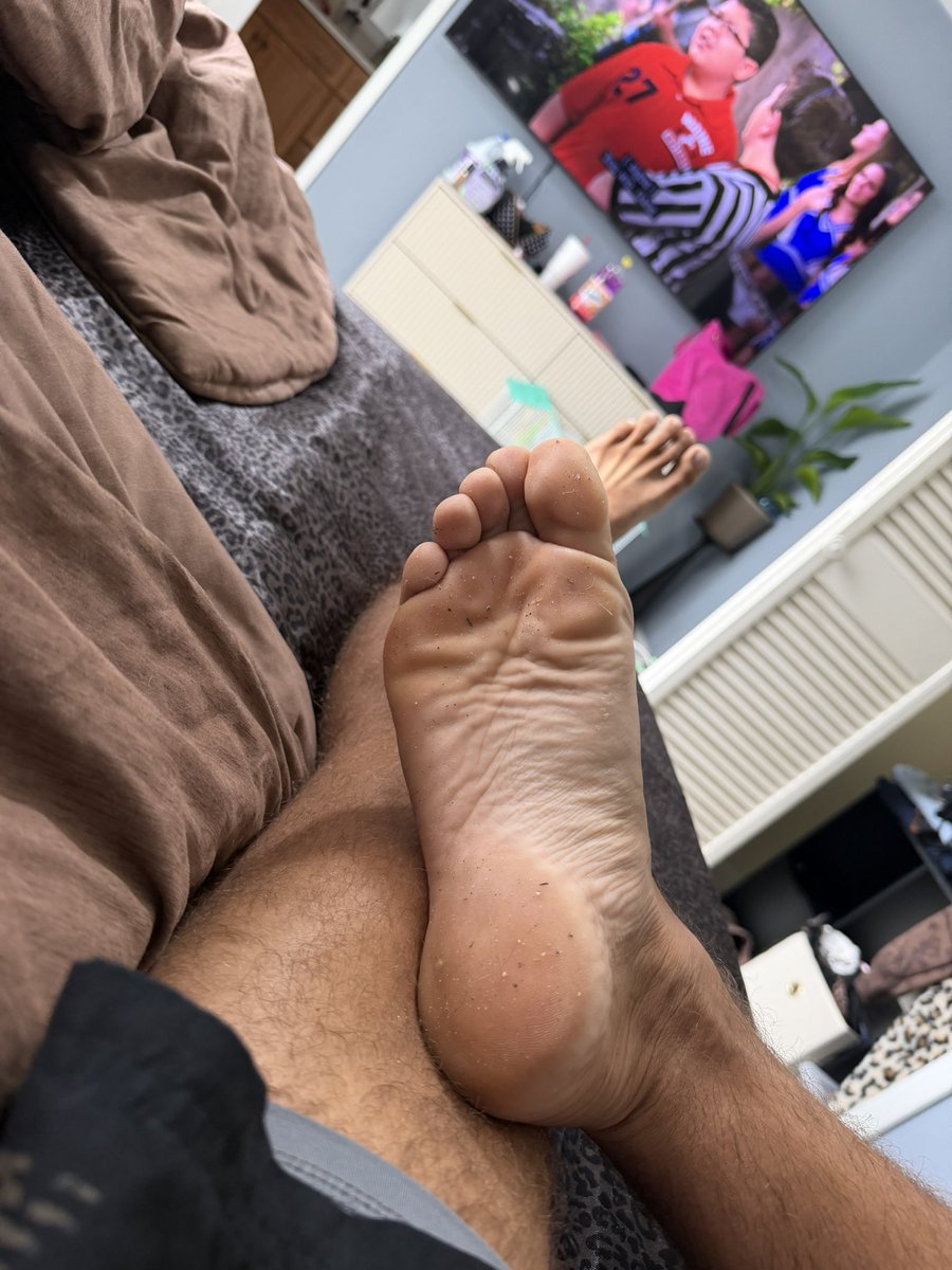 MasterAdam111's tweet photo. Get on your knees and praise these perfect feet😈 https://t.co/PF0q0hUgpL