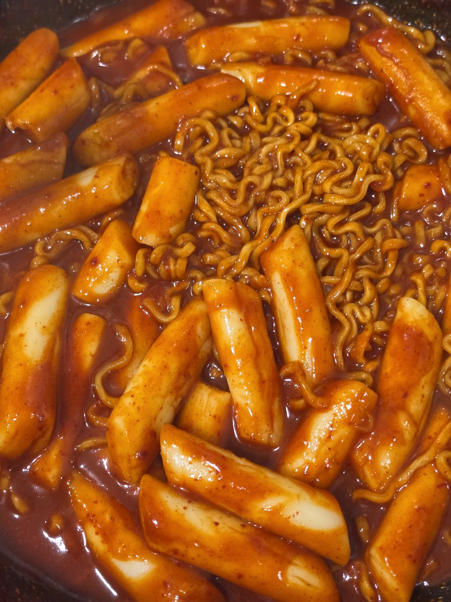 Rose_Noire01's tweet photo. Tteokbokki + nouilles https://t.co/3lHje83E3f