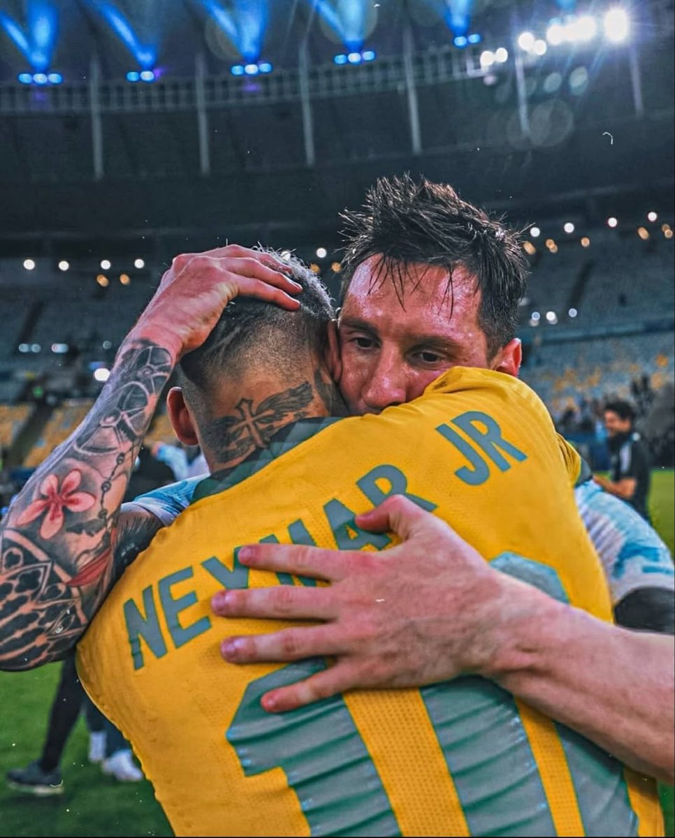 neymarjr's tweet photo. Quem ama futebol te aproveitou ao longo desses anos… 
Hoje é seu ultimo jogo com a camisa da tua seleção, do teu país e eu espero que você curta cada segundo, que todas as homenagens hoje te façam feliz. 
Não é só Argentina que te agradece, o mundo agradece por tudo que fez ao futebol. 
Obrigado por me fazer amar ainda mais o futebol, foi uma honra ter jogado contra você e mais ainda fazer história ao seu lado. 
GRACIAS Leo Messi 🐐