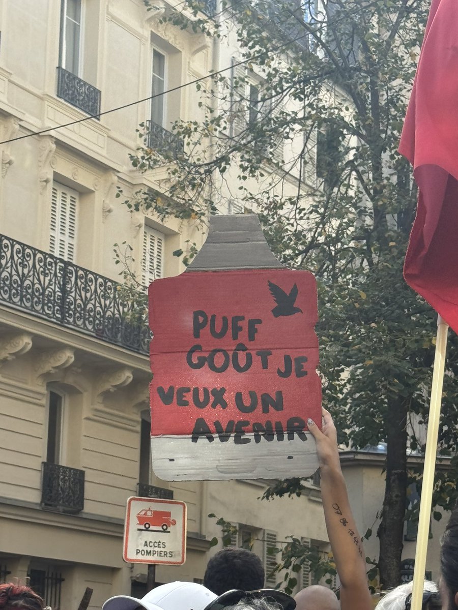 chail0ve's tweet photo. y’a de l’inspi niveau pancartes https://t.co/EEOPk1GTae