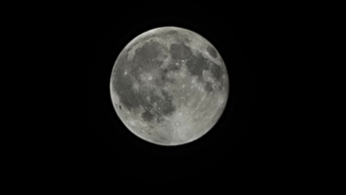 dekebridges's tweet photo. Phones quit being just phones
years ago.
Underlying phone tech and communication protocols
haven't changed as much as
camera/video technology.
This untouched picture is via my Samsung S21 Ultra during the Harvest Moon.

We all can be photographers. https://t.co/KbEu40m7hu