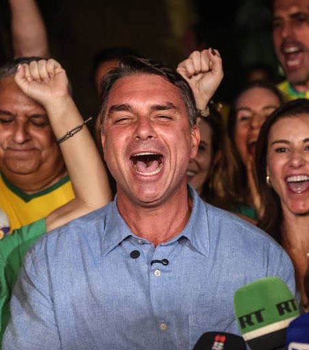 chequeibrasil's tweet photo. 🚨URGENTE: Clubes de futebol querem declarar apoio a Flávio Bolsonaro no 2° turno. https://t.co/klntPCt5bh