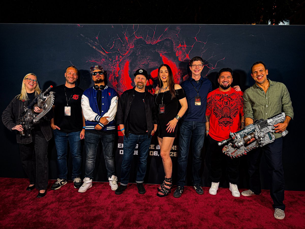 EG_wicho's tweet photo. Regalaré un código de Gears of War: E-Day Premium Edition a alguien que deje su like y RT en este post para celebrar que…

LA EMERGENCIA COMIENZA HOY.

No importa cuándo estén leyendo esto: gracias por haber llegado hasta aquí conmigo.

Hoy veo cada vez a más gente uniéndose a la conversación alrededor de Gears, pero hubo una época en la que esto se sintió como un monólogo sostenido durante años por unos cuantos de nosotros que nos plantamos en esta comunidad. Gente que simplemente se negó a dejar morir aquello que amaba.

Y después de tanto esperar, Gears of War: E-Day llegó para quedarse.

Han pasado cinco años. Pasaron muchísimas cosas y cambiaron otras tantas. Hay personas que siguen vivas, pero que ya no forman parte de nuestras vidas. Y también hay personas que querían estar aquí para ver este momento y, tristemente, no pudieron llegar.

Esta franquicia significa para mí mucho más de lo que podría explicar en un post. Me ha acompañado y abrazado en momentos muy distintos de mi vida, y siempre ha estado ahí como ese viejo amigo al que puedes volver incluso después de mucho tiempo, sabiendo que no te va a soltar.

Espero que este sea el comienzo de una época dorada para Gears. Que vengan muchos juegos más, que esta comunidad siga creciendo y que podamos continuar compartiendo momentos juntos durante muchos años.

Gracias a todo lo que The Coalition y el equipo actual están haciendo para darle una nueva vida a esta franquicia.

Y aunque el futuro nunca está garantizado, si por alguna razón esta etapa terminara siendo más corta de lo que soñamos, puedo decir que vivirla junto a todos ustedes, viajando, conociendo gente y viendo nuevamente a Gears reunir a su comunidad alrededor del mundo, hizo que cada segundo de espera valiera la pena.

Gracias de corazón por seguir recordándome quiénes somos:

Hermanos hasta el fin.

Nos vemos en el campo de batalla. En YouTube. En los streams de Twitch. Y en todo lo que estoy intentando construir día con día para esta comunidad.

Gracias por acompañarme todos estos años.

Gracias por no soltarme.

—Luis