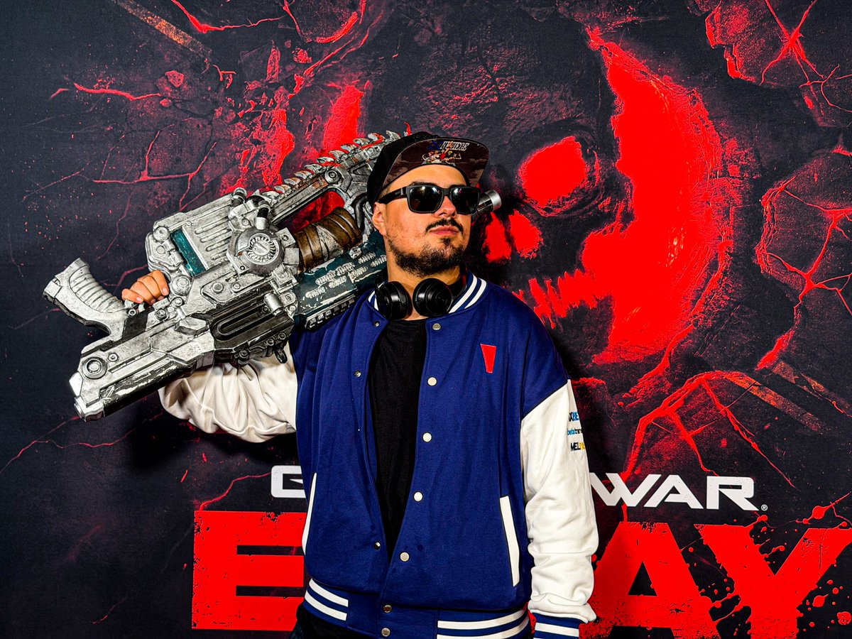 EG_wicho's tweet photo. Regalaré un código de Gears of War: E-Day Premium Edition a alguien que deje su like y RT en este post para celebrar que…

LA EMERGENCIA COMIENZA HOY.

No importa cuándo estén leyendo esto: gracias por haber llegado hasta aquí conmigo.

Hoy veo cada vez a más gente uniéndose a la conversación alrededor de Gears, pero hubo una época en la que esto se sintió como un monólogo sostenido durante años por unos cuantos de nosotros que nos plantamos en esta comunidad. Gente que simplemente se negó a dejar morir aquello que amaba.

Y después de tanto esperar, Gears of War: E-Day llegó para quedarse.

Han pasado cinco años. Pasaron muchísimas cosas y cambiaron otras tantas. Hay personas que siguen vivas, pero que ya no forman parte de nuestras vidas. Y también hay personas que querían estar aquí para ver este momento y, tristemente, no pudieron llegar.

Esta franquicia significa para mí mucho más de lo que podría explicar en un post. Me ha acompañado y abrazado en momentos muy distintos de mi vida, y siempre ha estado ahí como ese viejo amigo al que puedes volver incluso después de mucho tiempo, sabiendo que no te va a soltar.

Espero que este sea el comienzo de una época dorada para Gears. Que vengan muchos juegos más, que esta comunidad siga creciendo y que podamos continuar compartiendo momentos juntos durante muchos años.

Gracias a todo lo que The Coalition y el equipo actual están haciendo para darle una nueva vida a esta franquicia.

Y aunque el futuro nunca está garantizado, si por alguna razón esta etapa terminara siendo más corta de lo que soñamos, puedo decir que vivirla junto a todos ustedes, viajando, conociendo gente y viendo nuevamente a Gears reunir a su comunidad alrededor del mundo, hizo que cada segundo de espera valiera la pena.

Gracias de corazón por seguir recordándome quiénes somos:

Hermanos hasta el fin.

Nos vemos en el campo de batalla. En YouTube. En los streams de Twitch. Y en todo lo que estoy intentando construir día con día para esta comunidad.

Gracias por acompañarme todos estos años.

Gracias por no soltarme.

—Luis