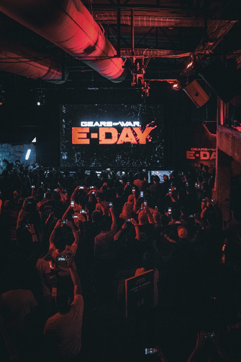 EG_wicho's tweet photo. Regalaré un código de Gears of War: E-Day Premium Edition a alguien que deje su like y RT en este post para celebrar que…

LA EMERGENCIA COMIENZA HOY.

No importa cuándo estén leyendo esto: gracias por haber llegado hasta aquí conmigo.

Hoy veo cada vez a más gente uniéndose a la conversación alrededor de Gears, pero hubo una época en la que esto se sintió como un monólogo sostenido durante años por unos cuantos de nosotros que nos plantamos en esta comunidad. Gente que simplemente se negó a dejar morir aquello que amaba.

Y después de tanto esperar, Gears of War: E-Day llegó para quedarse.

Han pasado cinco años. Pasaron muchísimas cosas y cambiaron otras tantas. Hay personas que siguen vivas, pero que ya no forman parte de nuestras vidas. Y también hay personas que querían estar aquí para ver este momento y, tristemente, no pudieron llegar.

Esta franquicia significa para mí mucho más de lo que podría explicar en un post. Me ha acompañado y abrazado en momentos muy distintos de mi vida, y siempre ha estado ahí como ese viejo amigo al que puedes volver incluso después de mucho tiempo, sabiendo que no te va a soltar.

Espero que este sea el comienzo de una época dorada para Gears. Que vengan muchos juegos más, que esta comunidad siga creciendo y que podamos continuar compartiendo momentos juntos durante muchos años.

Gracias a todo lo que The Coalition y el equipo actual están haciendo para darle una nueva vida a esta franquicia.

Y aunque el futuro nunca está garantizado, si por alguna razón esta etapa terminara siendo más corta de lo que soñamos, puedo decir que vivirla junto a todos ustedes, viajando, conociendo gente y viendo nuevamente a Gears reunir a su comunidad alrededor del mundo, hizo que cada segundo de espera valiera la pena.

Gracias de corazón por seguir recordándome quiénes somos:

Hermanos hasta el fin.

Nos vemos en el campo de batalla. En YouTube. En los streams de Twitch. Y en todo lo que estoy intentando construir día con día para esta comunidad.

Gracias por acompañarme todos estos años.

Gracias por no soltarme.

—Luis