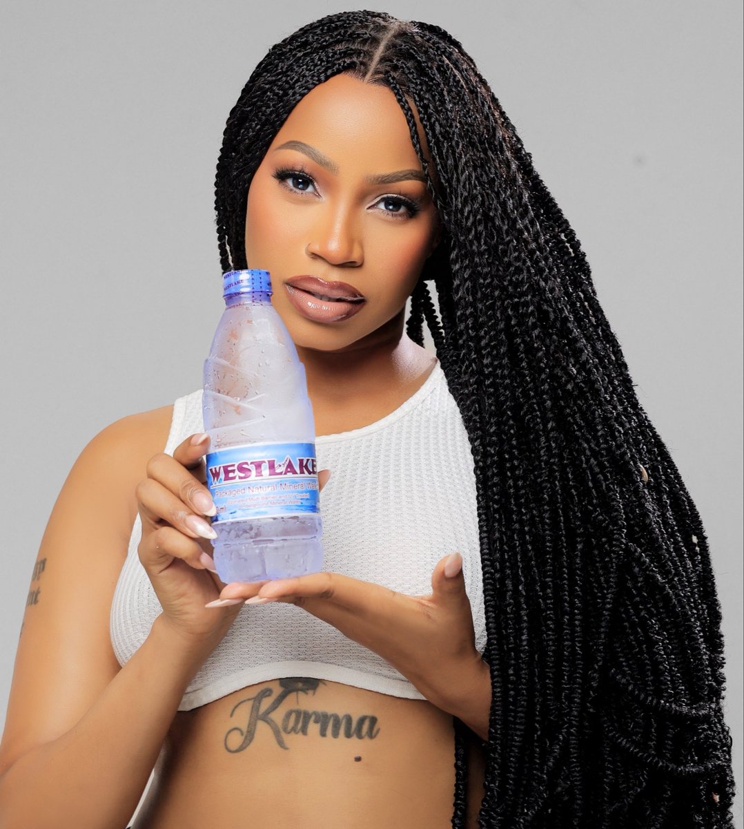 Ksheebah1's tweet photo. My Lovers, did you drink some West Lake Water today? 💦 If not, go try it! It helps you mind your business 🤣 and of course, look good too 😃❤️

#WestLakeWater #MindYourBusiness #OteesaOtya

Hair : @herwighub.ug 
📸 : @daville_256 https://t.co/DGBV7Kys5o