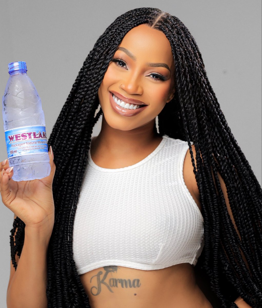 Ksheebah1's tweet photo. My Lovers, did you drink some West Lake Water today? 💦 If not, go try it! It helps you mind your business 🤣 and of course, look good too 😃❤️

#WestLakeWater #MindYourBusiness #OteesaOtya

Hair : @herwighub.ug 
📸 : @daville_256 https://t.co/DGBV7Kys5o