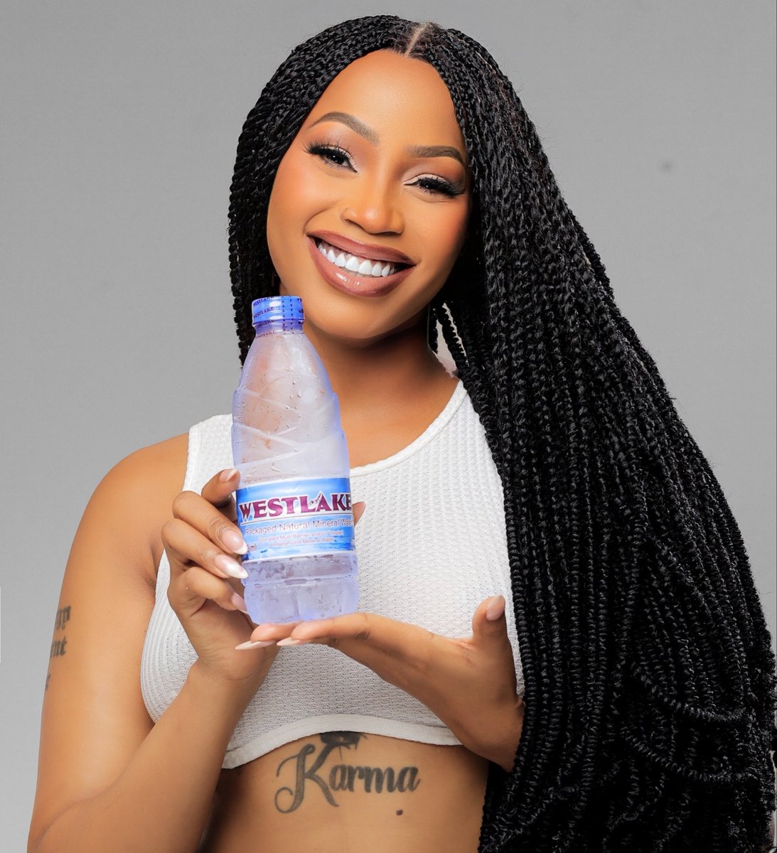 Ksheebah1's tweet photo. My Lovers, did you drink some West Lake Water today? 💦 If not, go try it! It helps you mind your business 🤣 and of course, look good too 😃❤️

#WestLakeWater #MindYourBusiness #OteesaOtya

Hair : @herwighub.ug 
📸 : @daville_256 https://t.co/DGBV7Kys5o