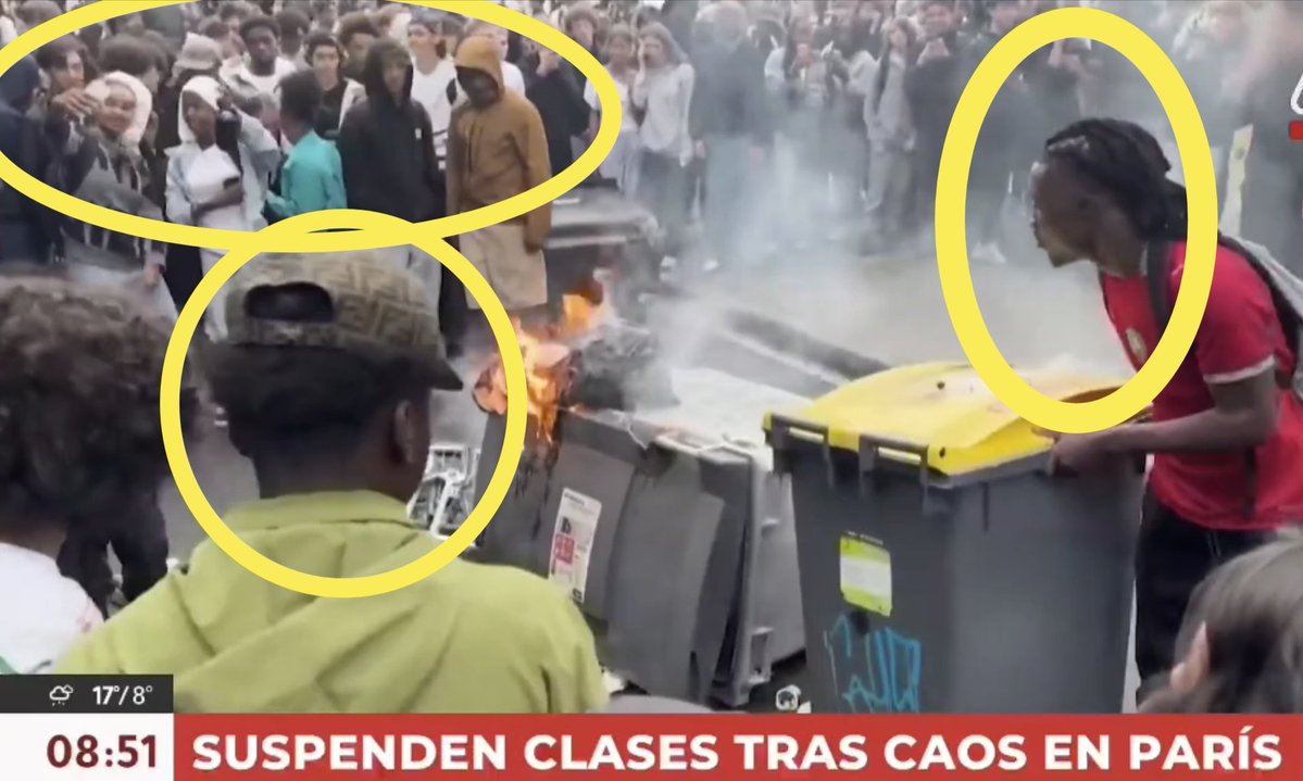 Sebasti45781359's tweet photo. Observen como @TVN informa sobre las protestas en Francia.
Escuche lo que dice la periodista y mire a los estudiantes, mire a los padres...
¿Algo no le cuadra...?
¿Algo no me cuadra...?
Y para esto, todos los chilenos les pasamos Miles de Millones de pesos... ¿Para esto...?
Presidente Kast, venda TVN o que se financie sola, ya basta de tirar miles de millones a la basura. 
@joseantoniokast @PRChile
@Jou_Kaiser @Partido_NL
@min_interior @biobio
#muchogustoMEGA
#ContigoCHV #Tudia13 #BuenosdiasTVN
#CnnNews #BBCNewscast #FoxNewsAtNight
#meganoticiascl #T13 #chvnoticias