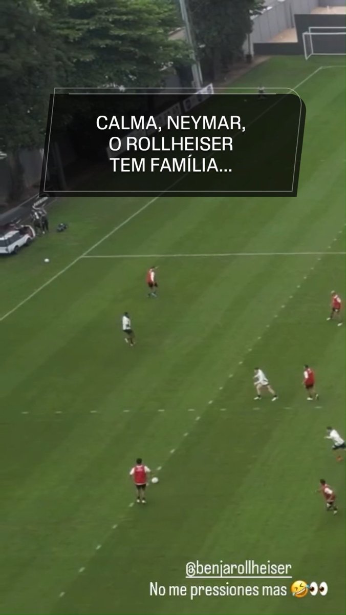 The image shows an aerial view of a soccer training session on a green field, with players in red and white jerseys practicing. A black text overlay reads "CALMA, NEYMAR, O ROLLHEISER TEM FAMÍLIA..." ("Calm down, Neymar, Rollheiser has family..."), and the caption at the bottom credits @benjarollheiser with the playful phrase "No me pressiones mas" ("Don't pressure me anymore") with a laughing emoji, humorously referencing Neymar's dribbling challenge during training.
