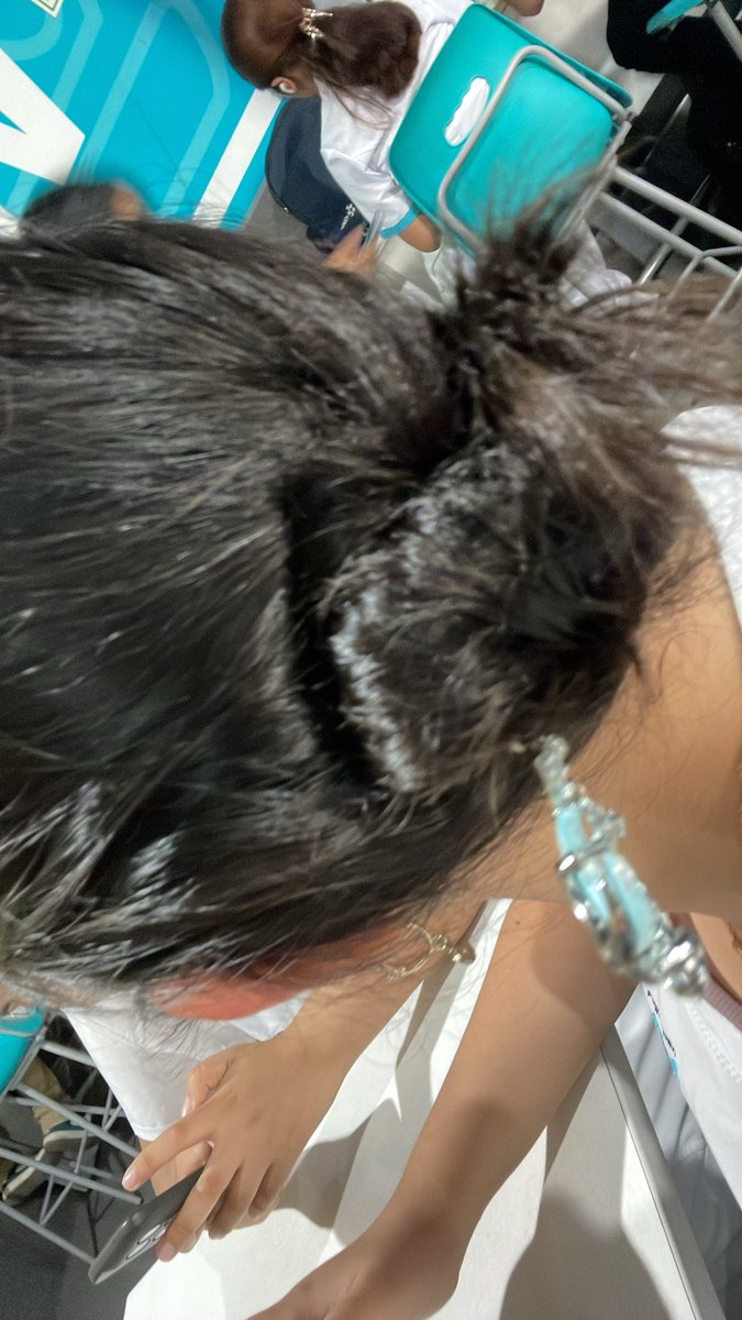 aleloveskoo's tweet photo. Ustedes no saben lo mucho que amo estos palos chinos, son mi todo, quien te conoce ligas para el pelo? 😭🙌🏻🙌🏻 https://t.co/ENJOUIs1qc