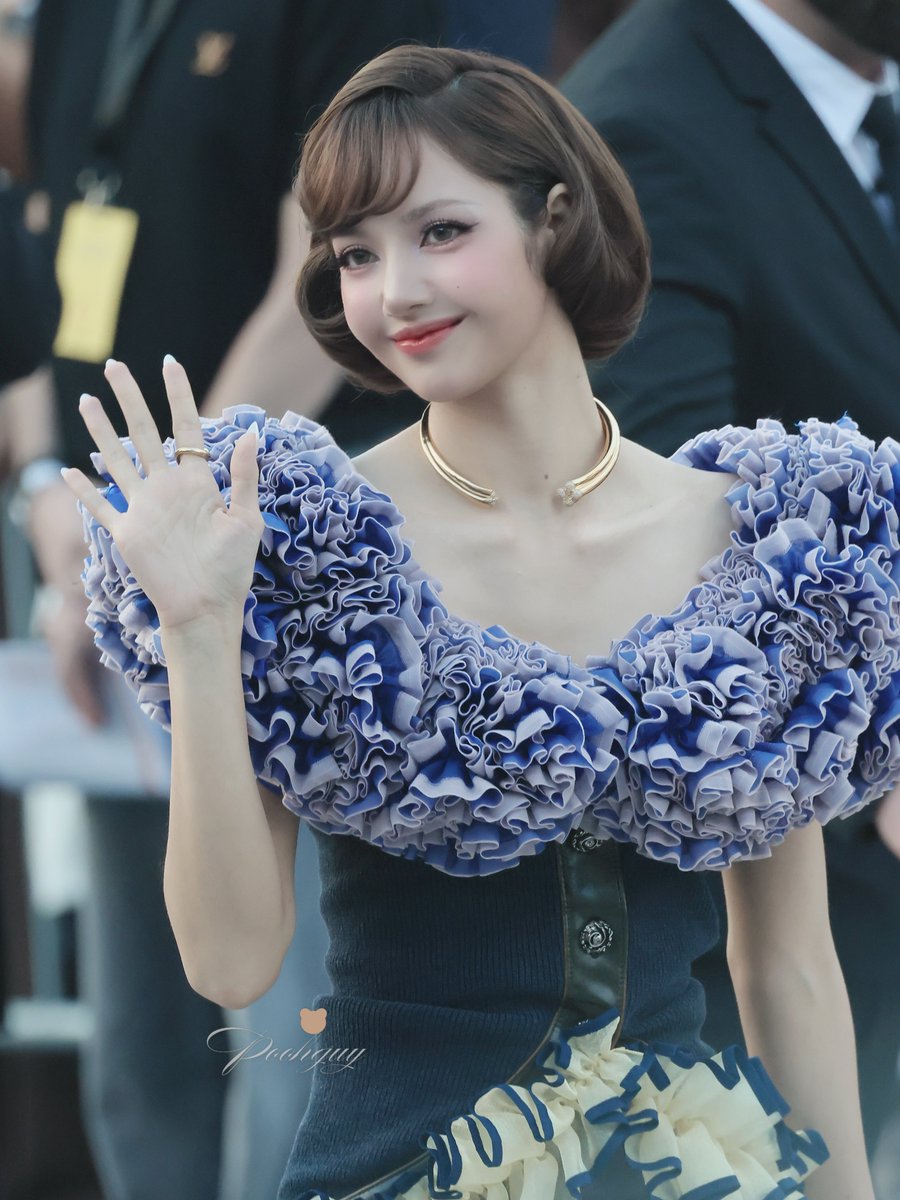 TidaLisaDoja's tweet photo. กราบคนถ่ายค่ะสวยมากกกก
LISA LOUIS VUITTON SS27
#LISAxLVSS27
#LISAxLouisVuitton
#LVSS27 https://t.co/xpyZdGrWtc