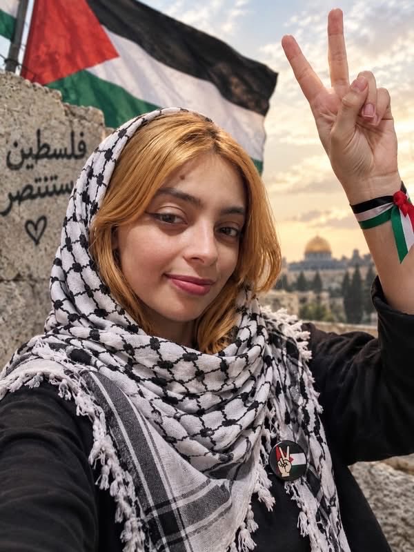 tounsiahourra's tweet photo. هناك صبية تونسية اسمها حذامي الهمامي عرفت بنضالها مع رفاقها من أجل الحرية والكرامة في تونس والانتصار لفلسطين وأهل غزة.

حذامي في السجن منذ أكثر من أسبوعين بسبب مشاركتها في مسيرة طالبت بالإفراج عن نشطاء أسطول الصمود المساجين في تونس. 
الحرية لحذامي ورفاقها https://t.co/0x46JQnvGg